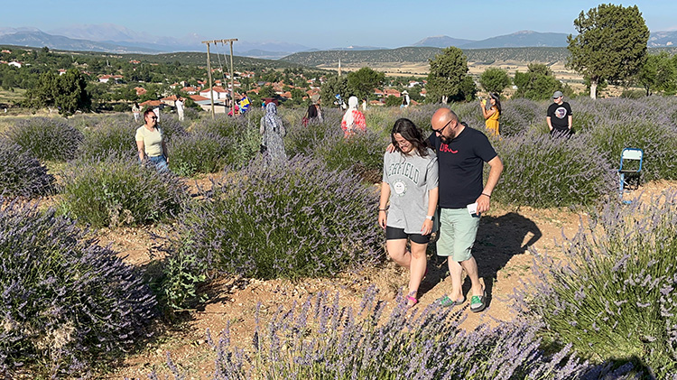 Isparta'daki lavanta bahçelerini festivalin ilk 3 günü yaklaşık 100 bin kişi ziyaret etti
