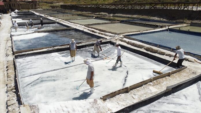 Kemah tuzu üreticileri bunaltıcı sıcaklarda mesai yapıyor