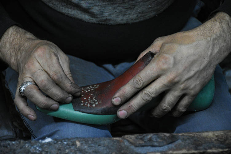 Sığır ve keçi derisinden 43 yıldır el yapımı ayakkabı üretiyor
