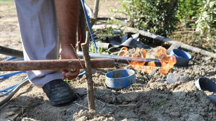 Antalya'da su bulmak için sondaj yapılan bahçedeki kuyudan gaz çıktı