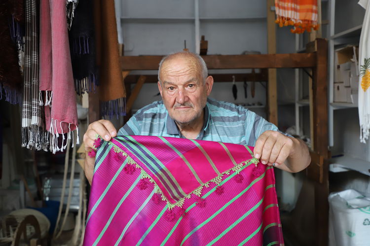 Geleneksel dokumacılığın merkezlerinden Denizli'nin Buldan ilçesinde 71 yaşındaki Yaşar Dışkaya, dedesinden kalan el tezgahında 56 yıldır ipekten ürünler hazırlıyor.