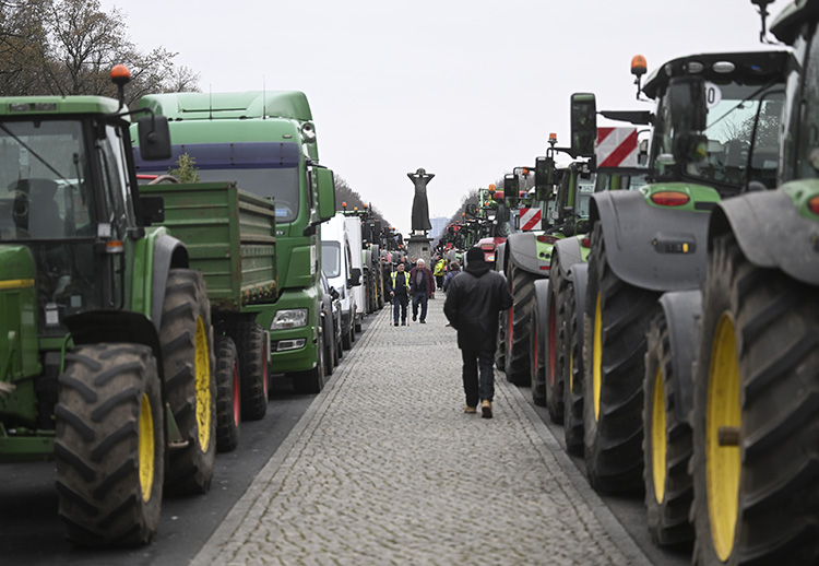 Almanya'da çiftçiler hükümetin dizel için vergi indirimlerini azaltma planını protesto etti
