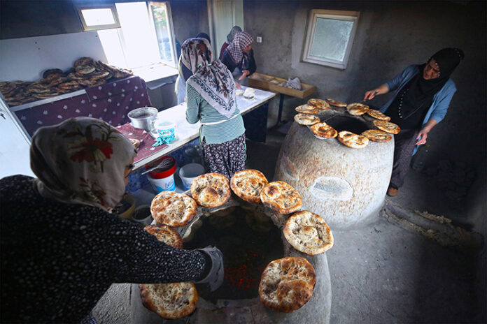 Köyde kurduğu tandır ekmek fırınında 7 kadına istihdam sağladı