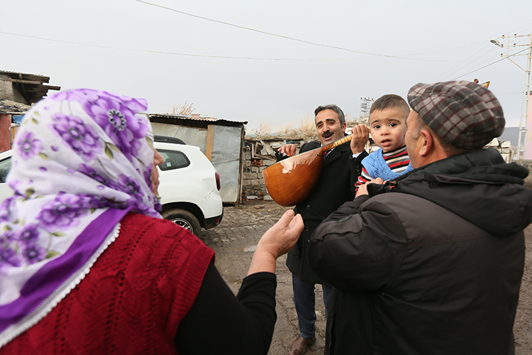 Kars'ta muhtar adayı halk ozanı ev ev gezerek sazlı sözlü oy istiyor

