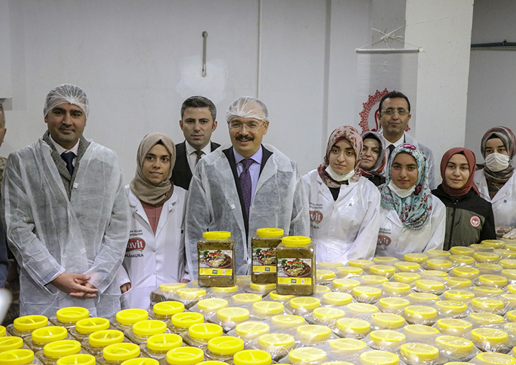 Siirt'te kadın kooperatifince kurulan salamura yaprak tesisinin açılışı yapıldı
