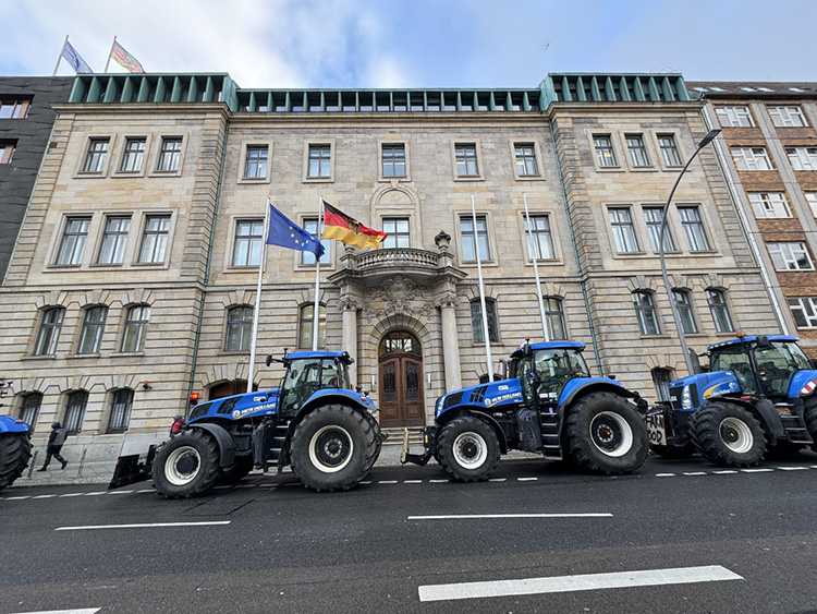 Almanya'da çiftçiler hükümeti protesto etti
